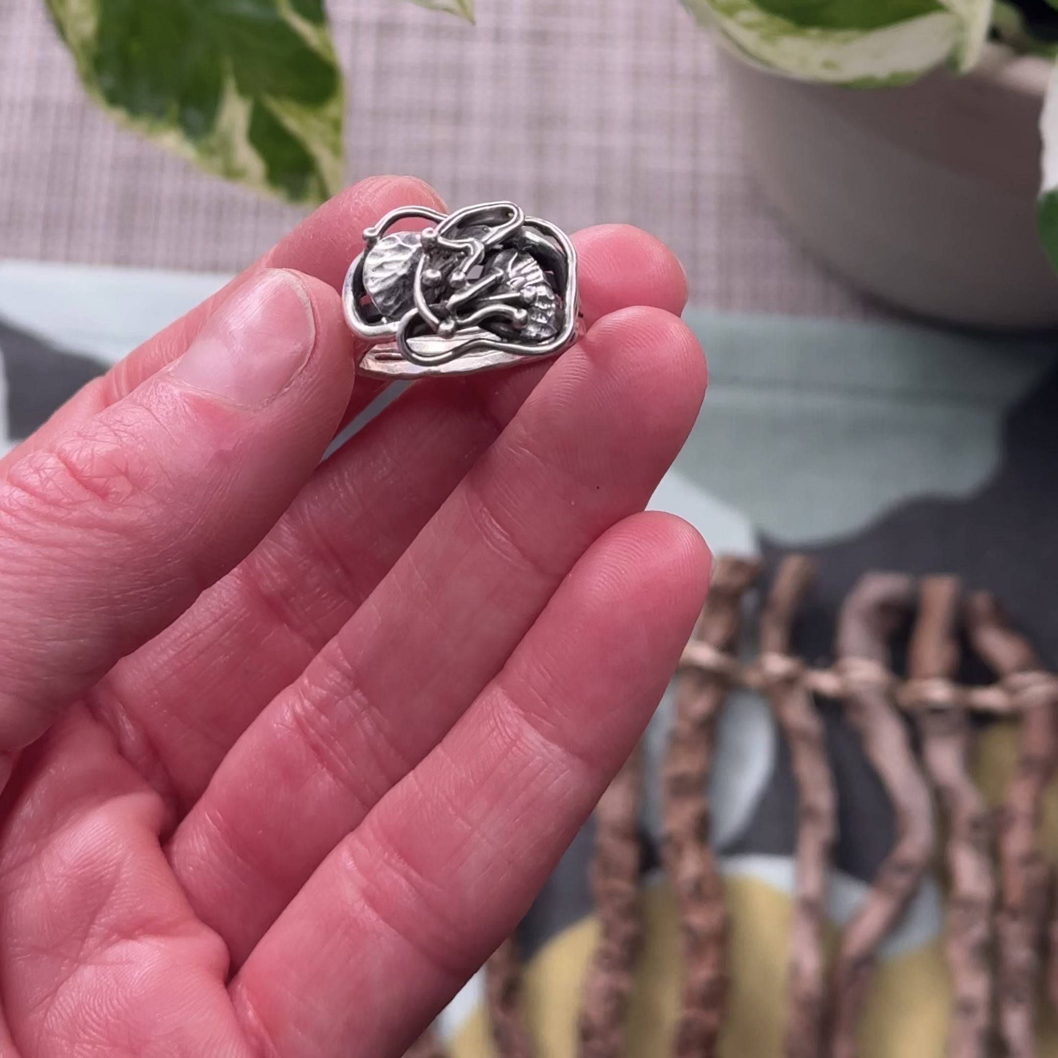 Load video: Size 8 Sculpture Ring